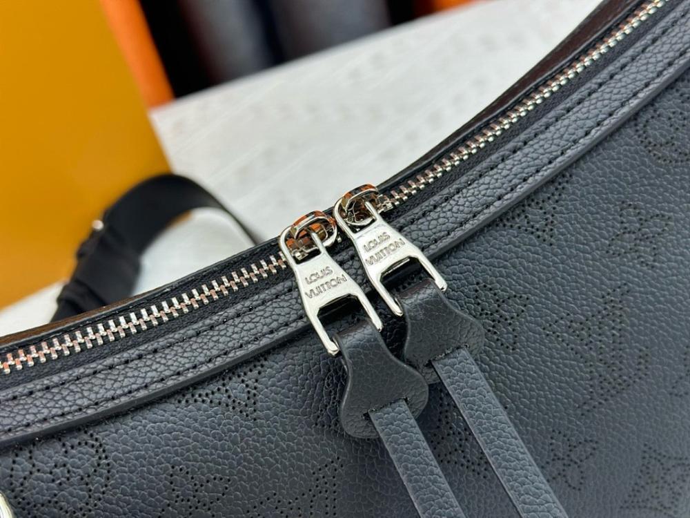 Elegant Leather Shoulder Bag – Limited Edition