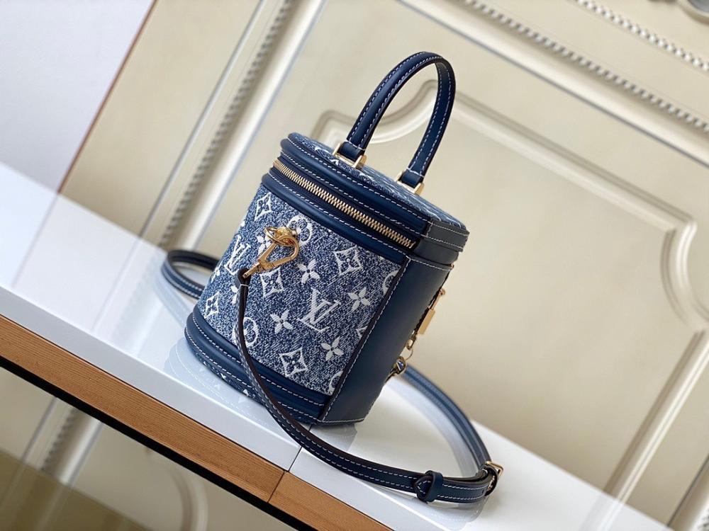 Elegant Leather Shoulder Bag – Limited Edition