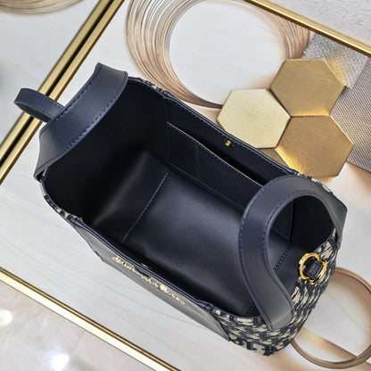 Modern Leather Bucket Bag – Limited Edition