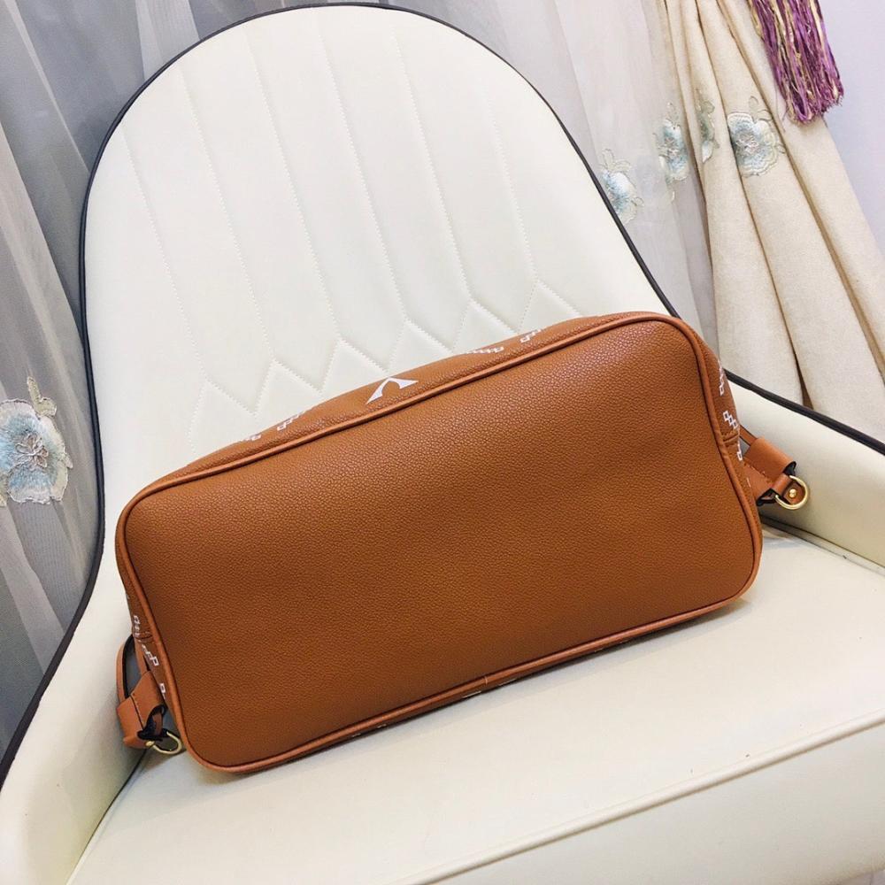 Elegant Refined Leather Crossbody Bag