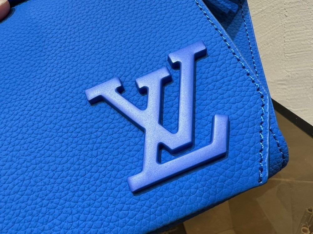 Elegant Refined Leather Shoulder Bag