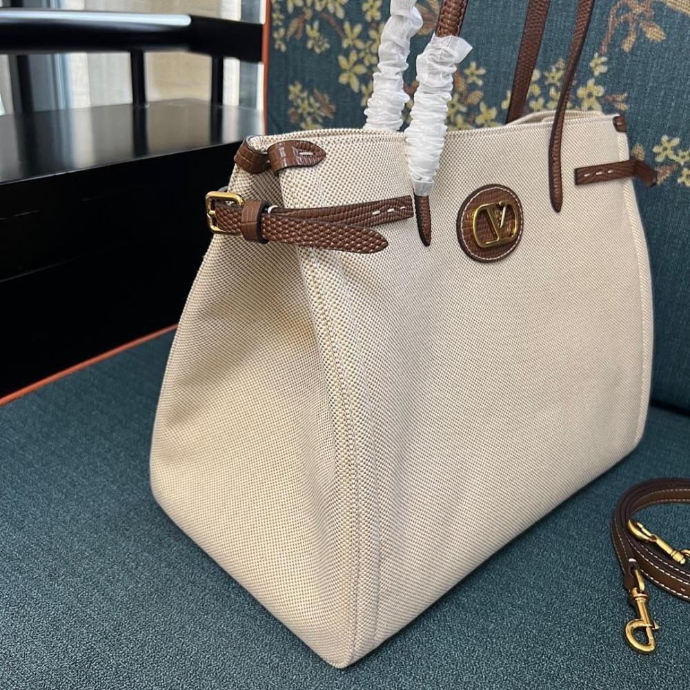 VLogo Signature Leather Shoulder Bag