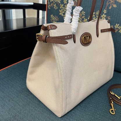 VLogo Signature Leather Shoulder Bag