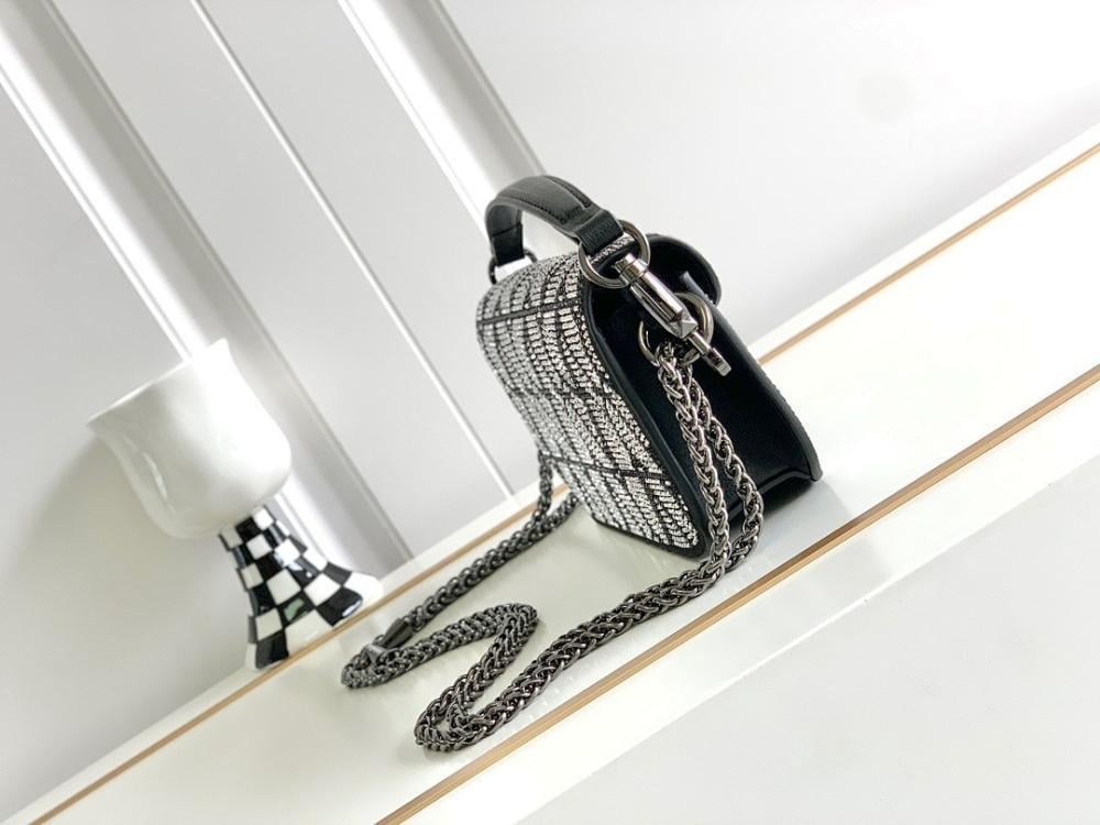 Stylish Refined Quilted Lambskin Shoulder Bag