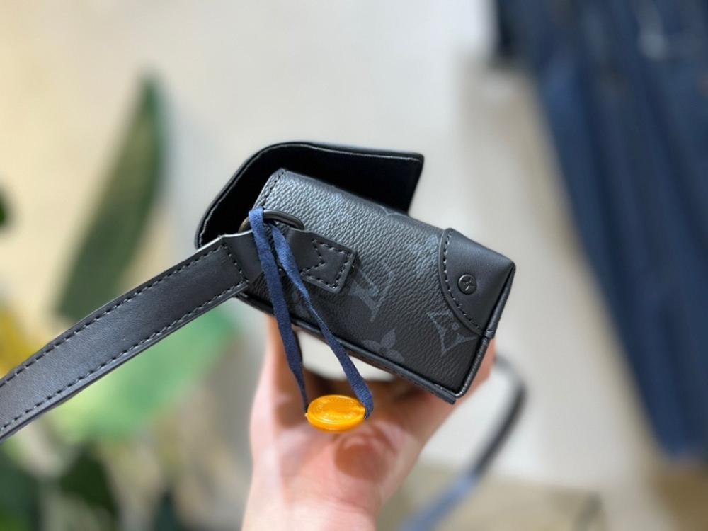 Modern Elegant Black Leather Shoulder Bag – Special Edition