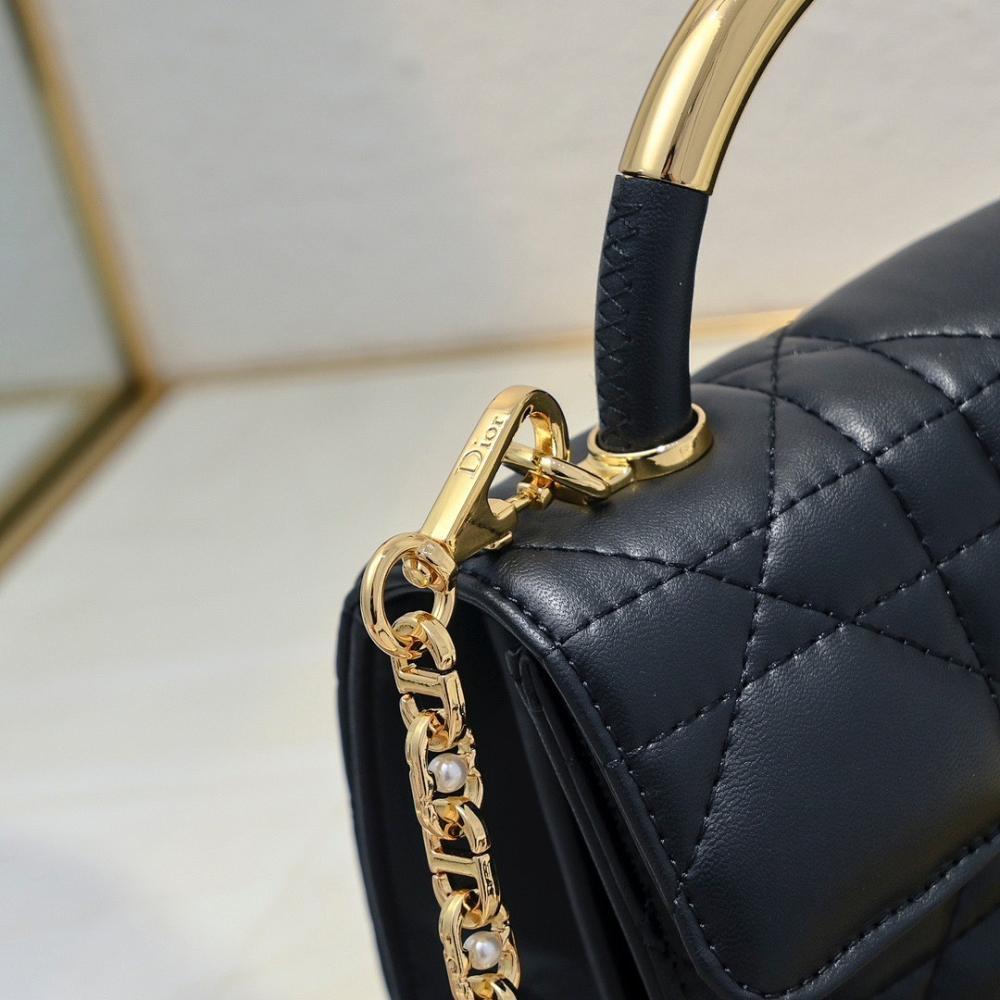 Modern Refined Quilted Shoulder Bag