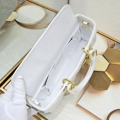 Classic Refined Gold Quilted Shoulder Bag