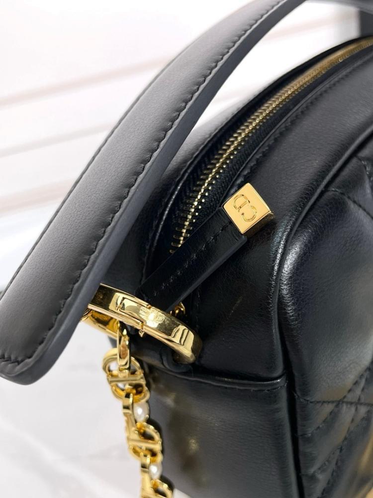 Classic Refined Gold Embroidered Leather Shoulder Bag