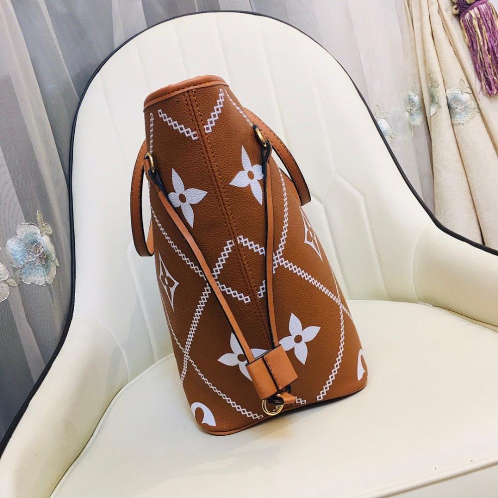Elegant Refined Leather Crossbody Bag