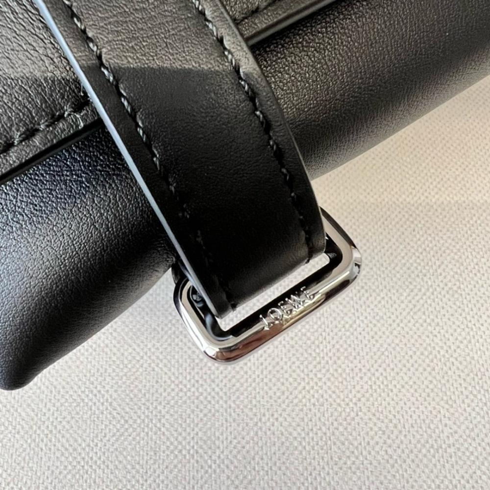 Elegant Leather Shoulder Bag – Limited Edition