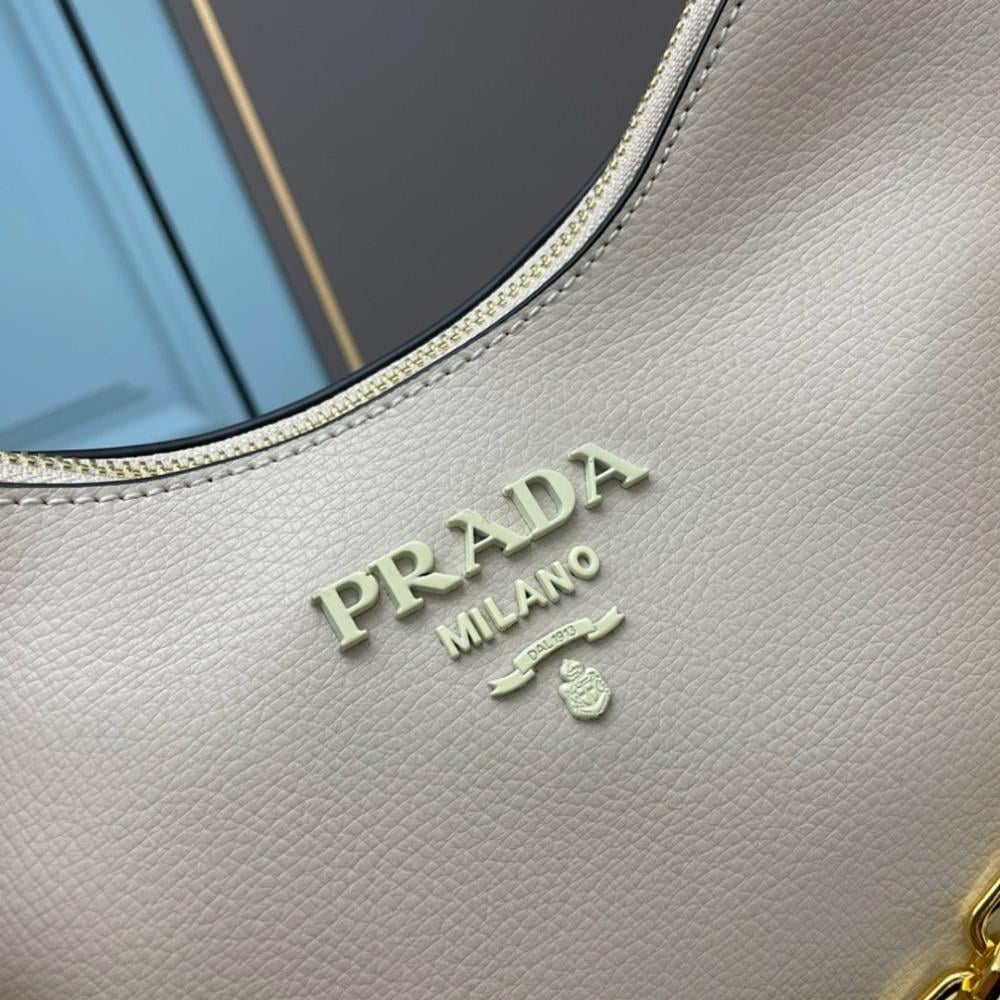 Elegant Refined Shoulder Bag
