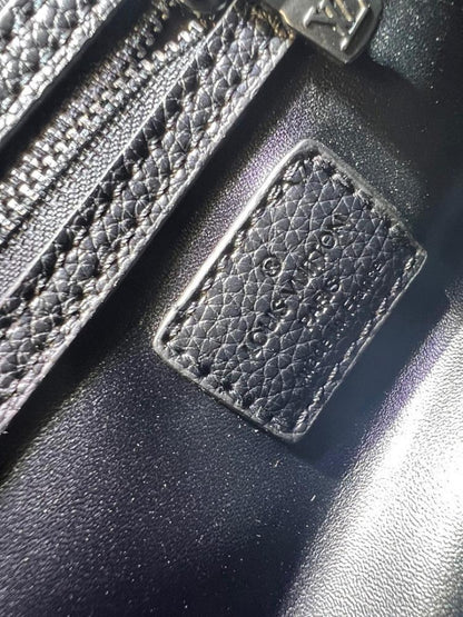 Elegant Refined Shoulder Bag