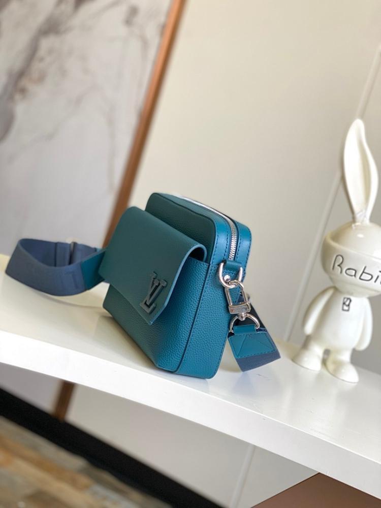 Elegant Refined Leather Shoulder Bag