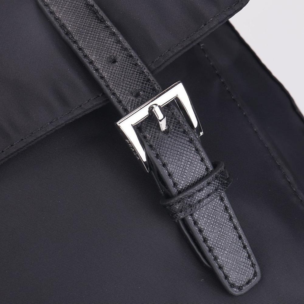 Classic Modern Leather Shoulder Bag