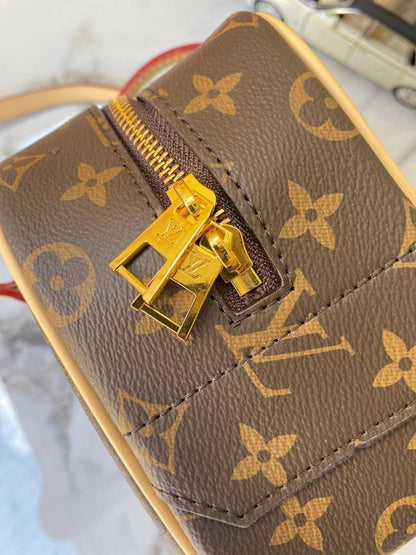 Elegant Refined Crossbody Bag