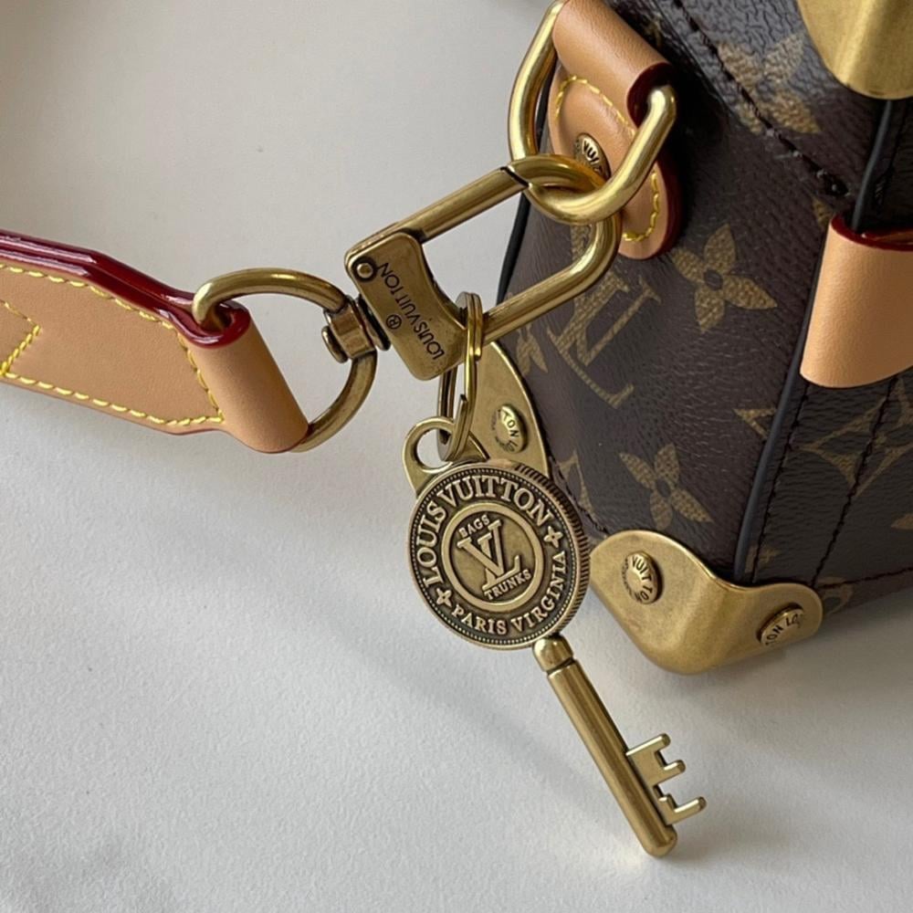 Elegant Studded Leather Travel Bag – Limited Edition