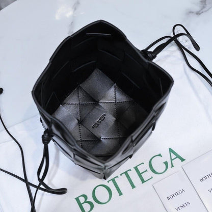 Stylish Refined Woven Shoulder Bag