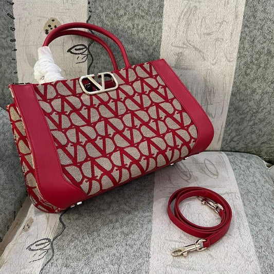 VLogo Signature Leather Shoulder Bag