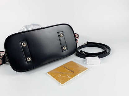 Classic Refined Leather Shoulder Bag