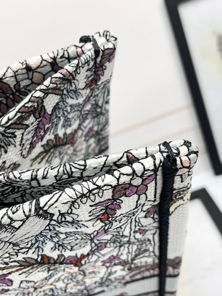 Modern Elegant Embroidered Shoulder Bag