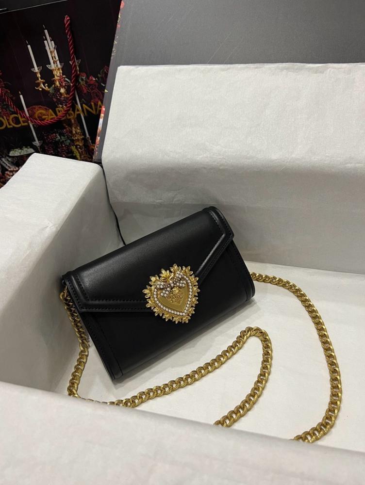 Stylish Studded Leather Shoulder Bag – Limited Edition