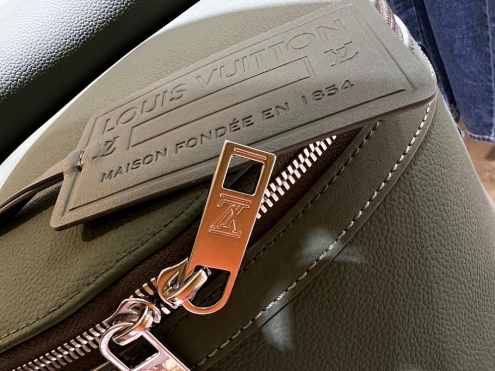 Stylish Calfskin Shoulder Bag – Special Edition