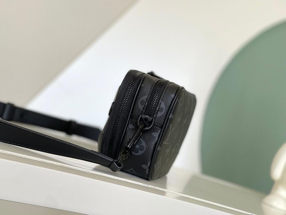 Modern Black Leather Shoulder Bag – Limited Edition