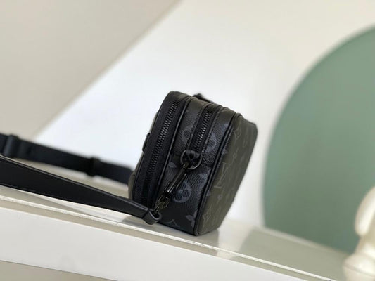 Modern Black Leather Shoulder Bag – Limited Edition