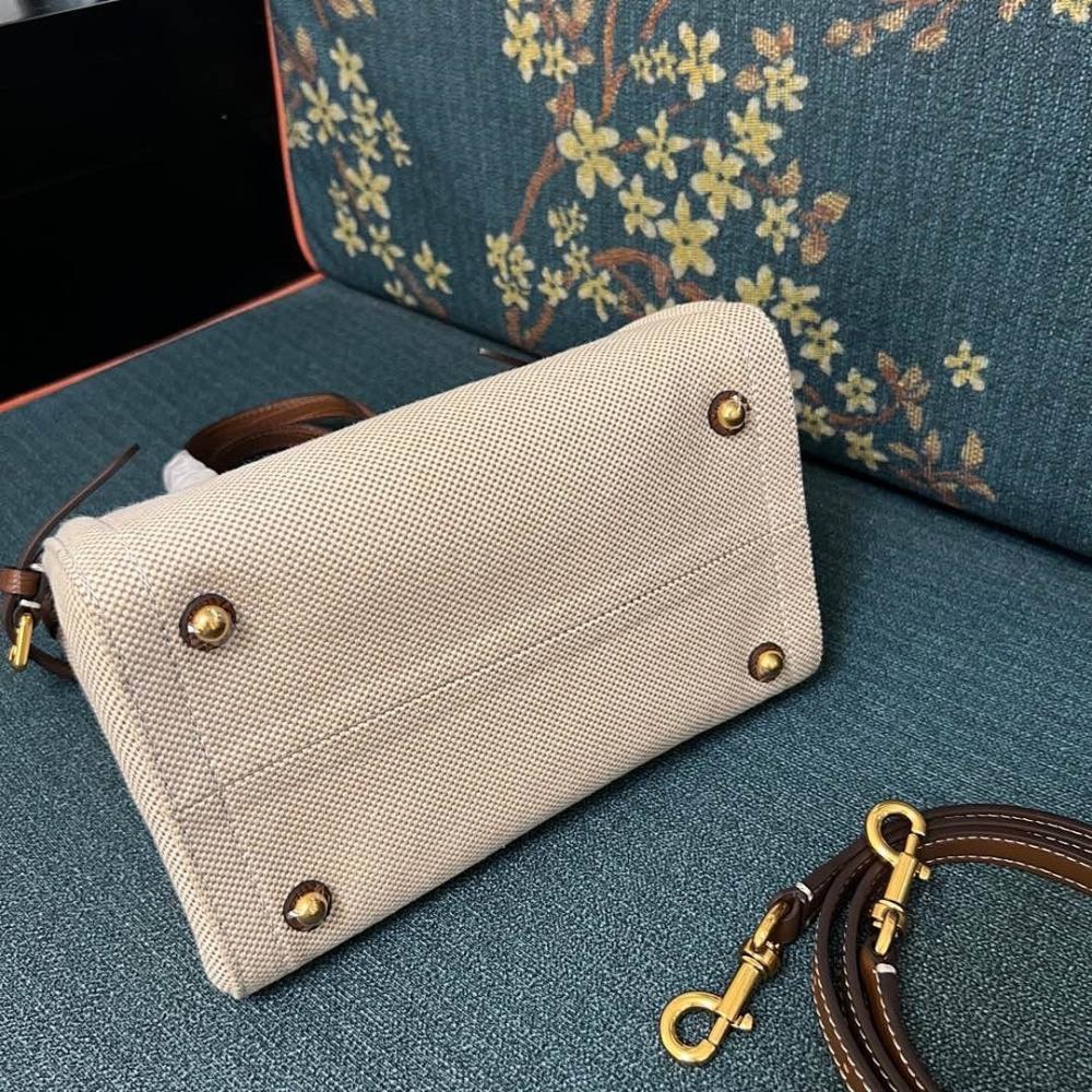 VLogo Signature Leather Shoulder Bag