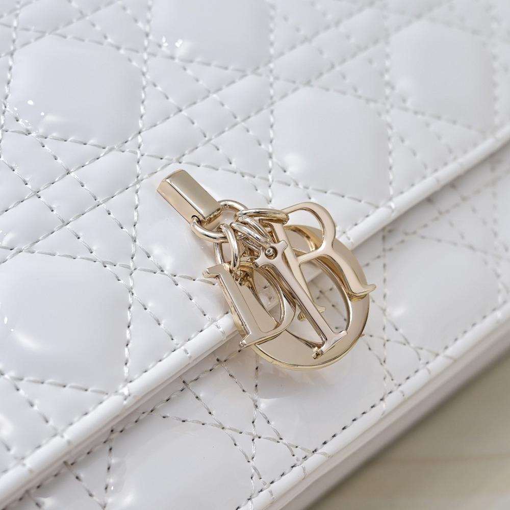 Elegant Refined Lambskin Shoulder Bag