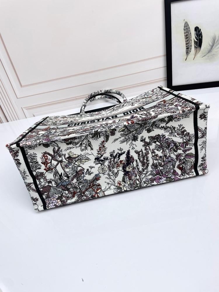 Modern Elegant Embroidered Shoulder Bag