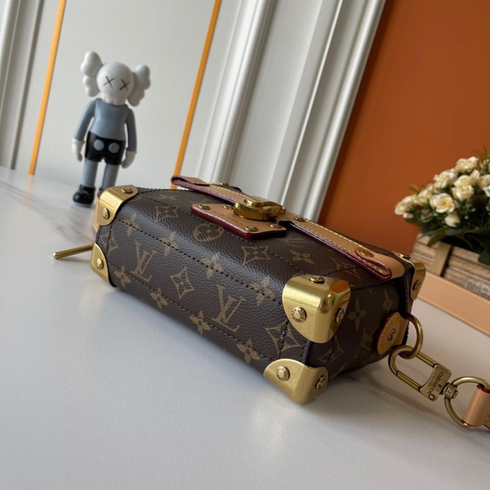 Elegant Studded Leather Travel Bag – Limited Edition