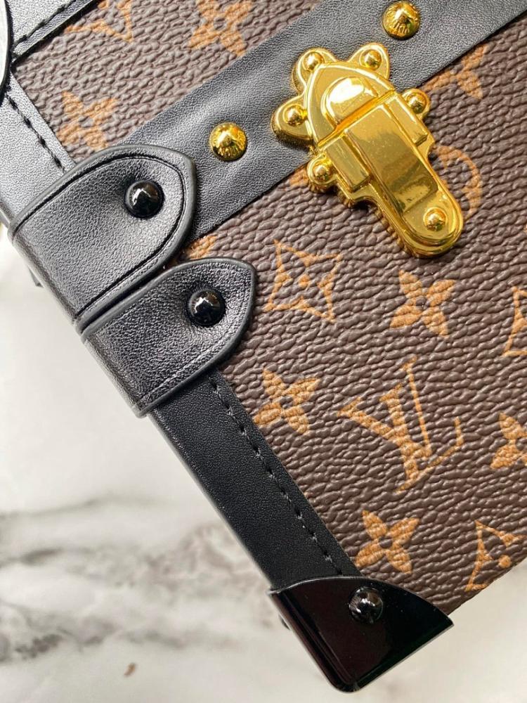 Elegant Refined Leather Shoulder Bag