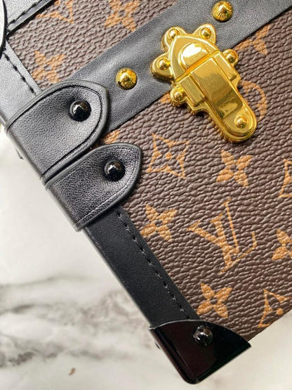 Elegant Refined Leather Shoulder Bag