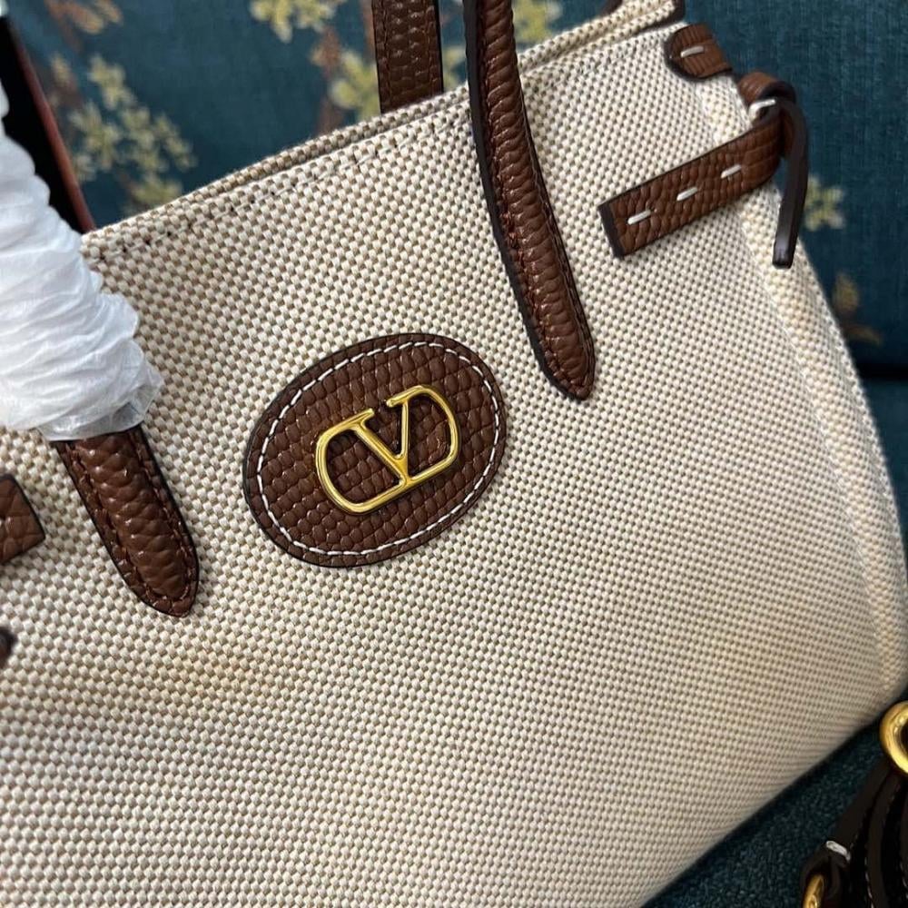 VLogo Signature Leather Shoulder Bag