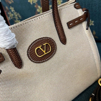VLogo Signature Leather Shoulder Bag