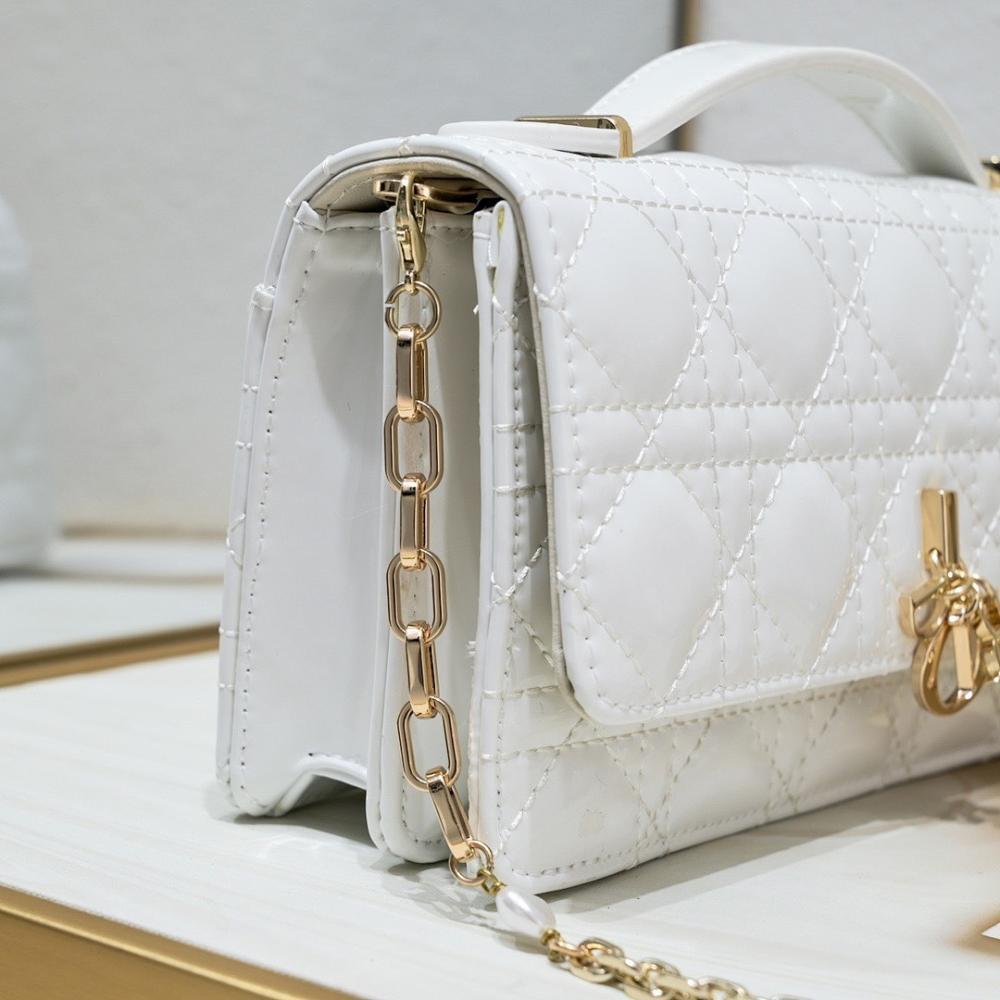 Classic Refined Leather Shoulder Bag