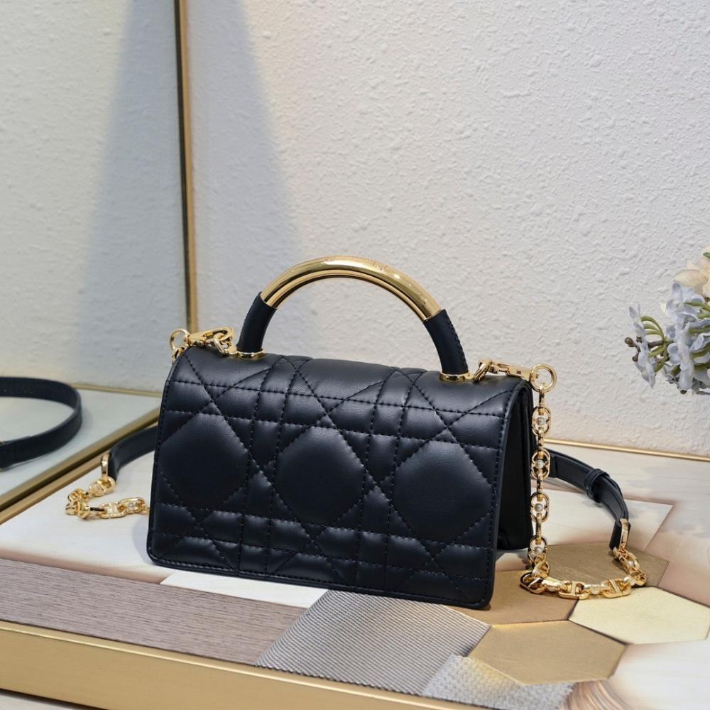 Modern Refined Quilted Shoulder Bag