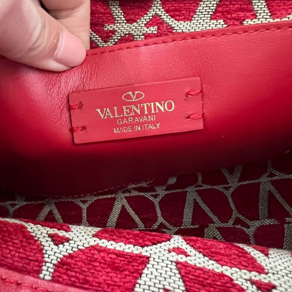 VLogo Signature Leather Shoulder Bag