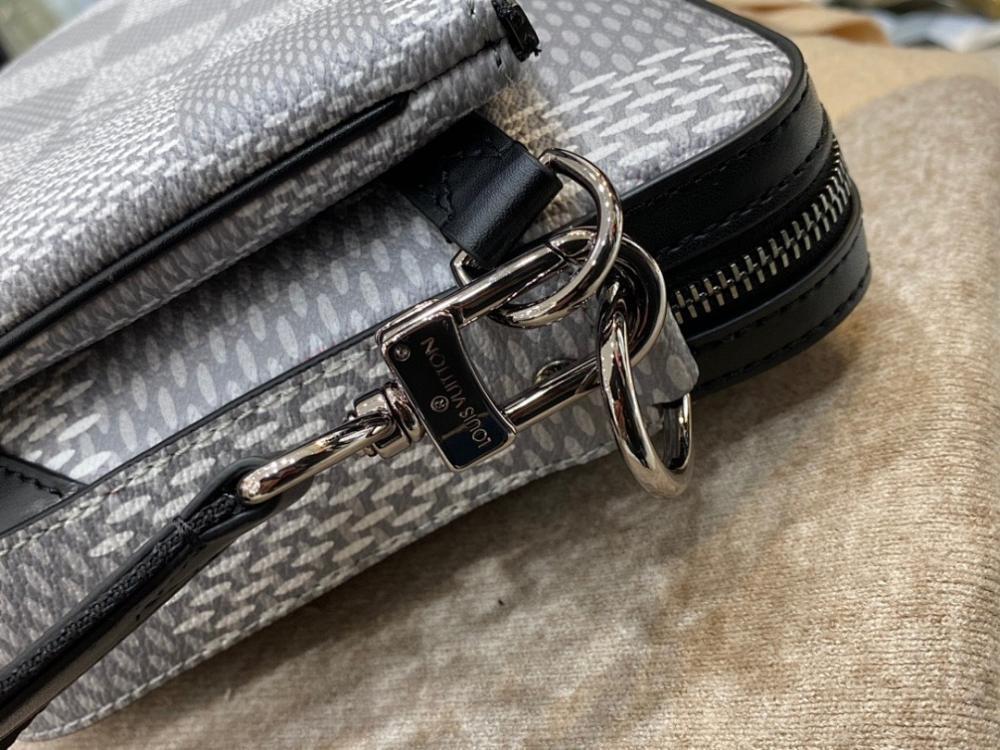 Modern Refined Grey Shoulder Bag
