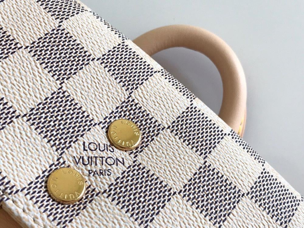 Elegant Refined Gold Shoulder Bag