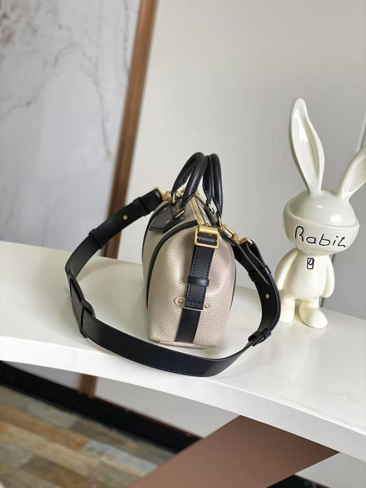 Classic Refined Embroidered Leather Shoulder Bag