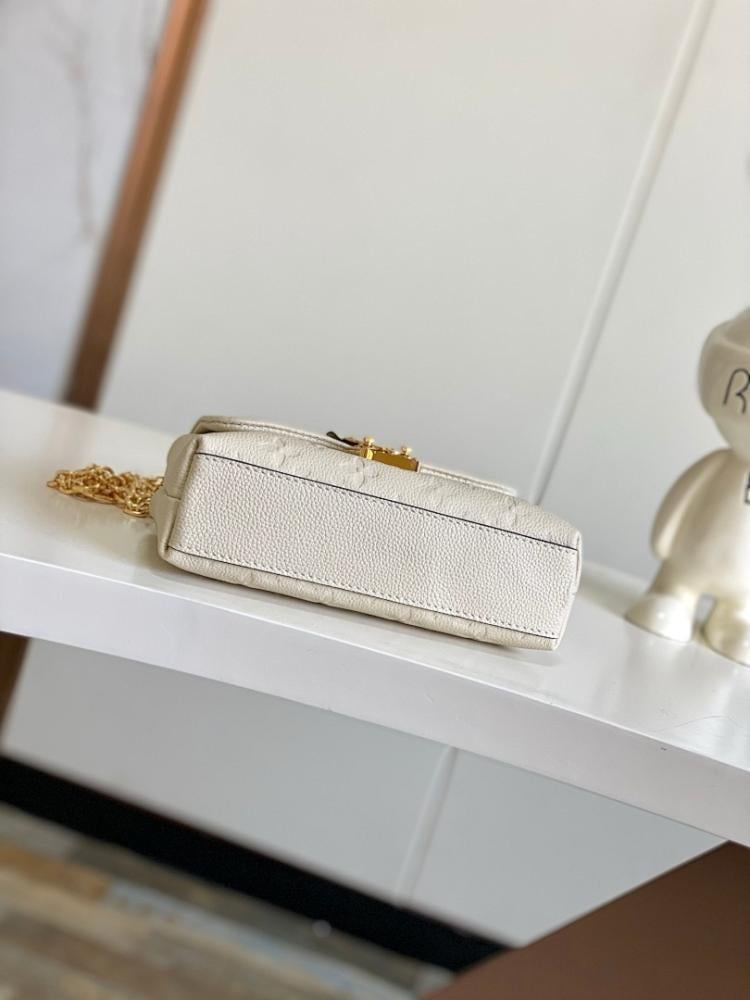 Classic Elegant Leather Shoulder Bag