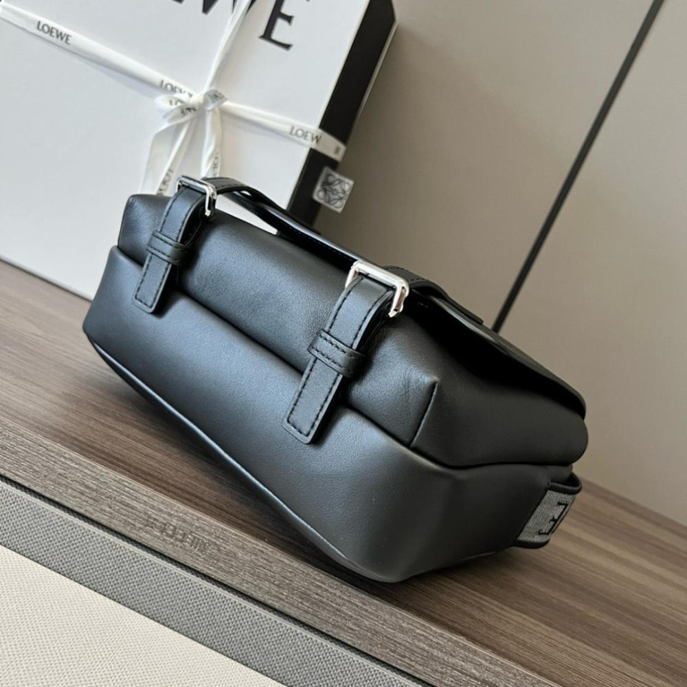 Elegant Leather Shoulder Bag – Limited Edition