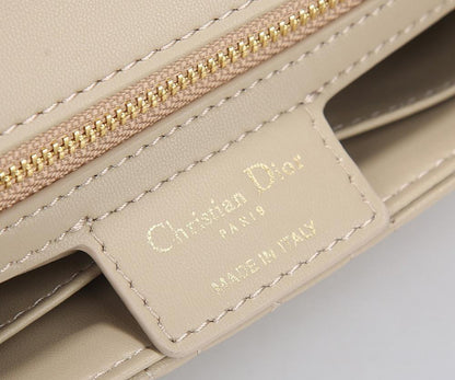 Stylish Refined Silver Leather Crossbody Bag