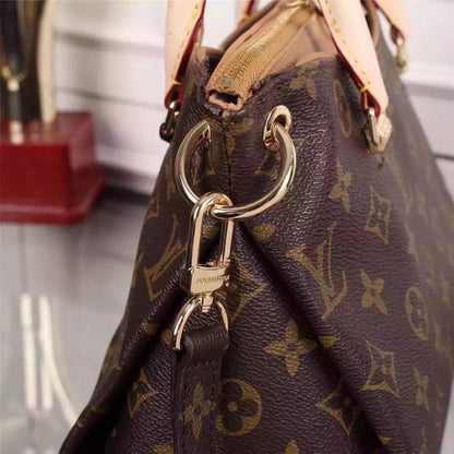Modern Refined Pink Leather Bag