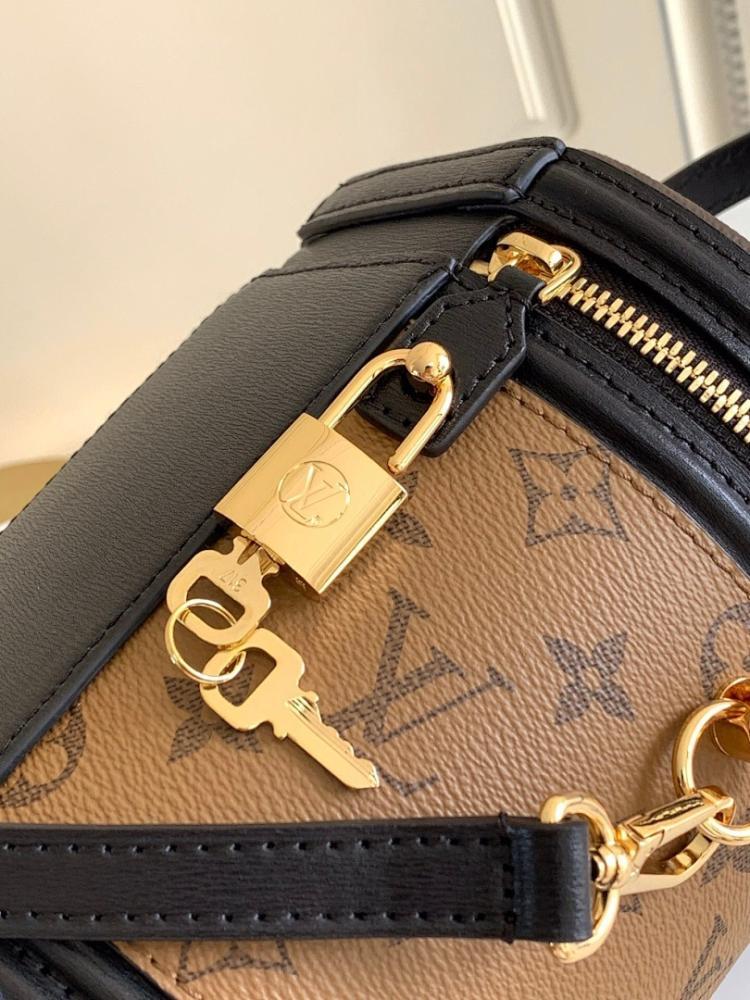 Alma Leather Shoulder Bag
