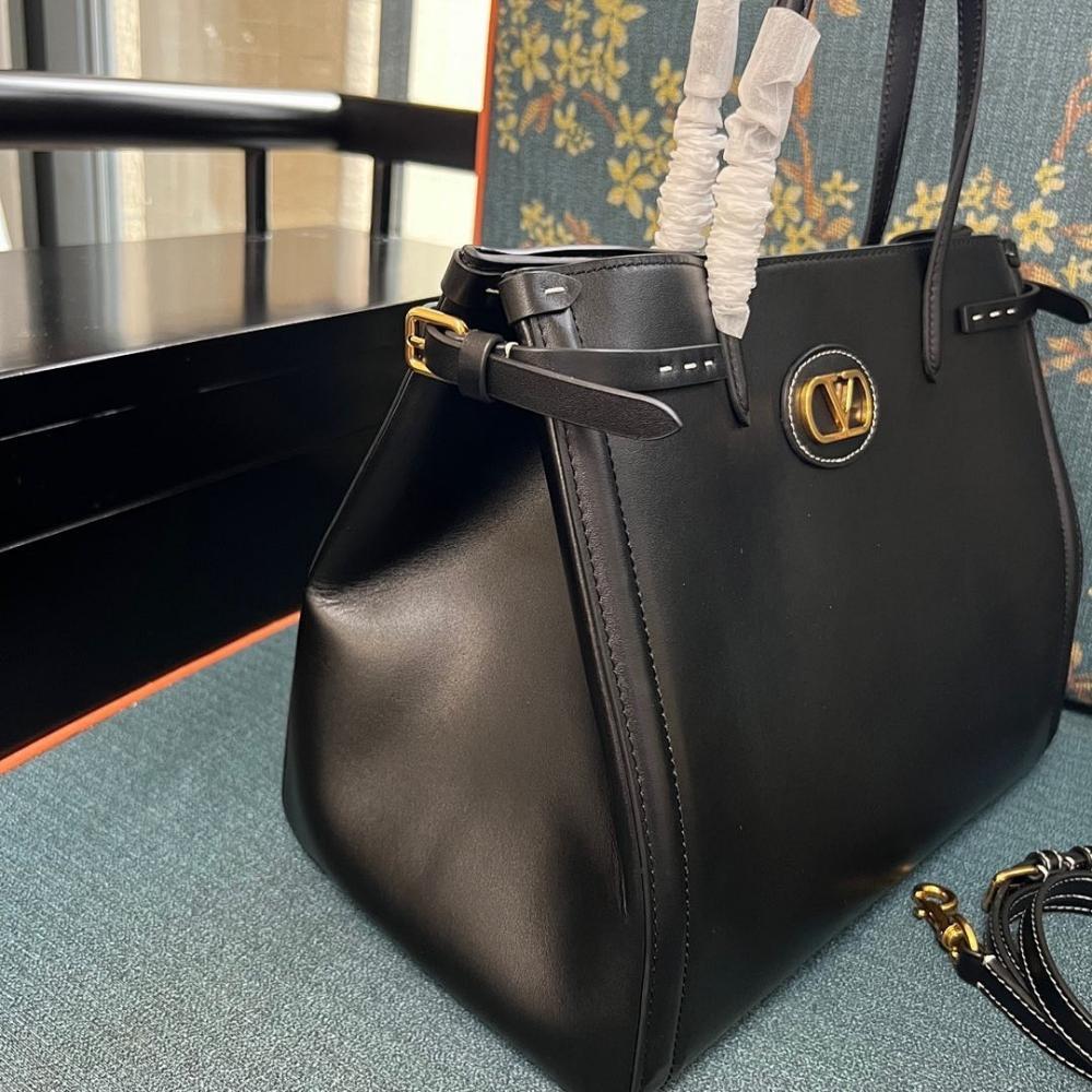 VLogo Signature Leather Shoulder Bag