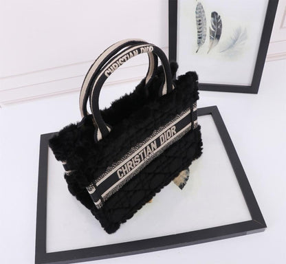 Stylish Embroidered Crossbody Bag – Limited Edition