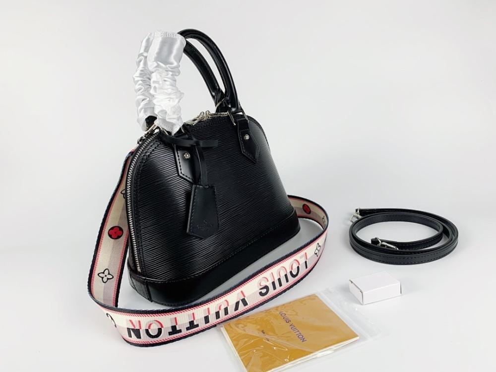 Classic Refined Leather Shoulder Bag